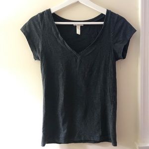 Ambiance Apparel Grey Vneck tee!!🐘